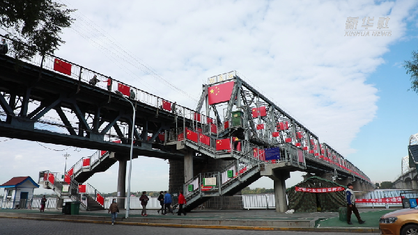 滨洲铁路桥一侧的哈齐客运专线松花江特大桥2014年投用,双桥并立于