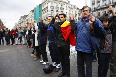 比利时民众悼念恐怖袭击遇难者 _ 经济参考网