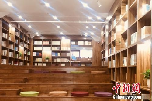 资料图：新华书店城市书房也引入了一些智能化设备，方便读者选书。新华书店总店供图