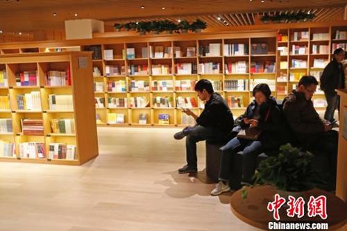 资料图:民众在“光的空间”新华书店一边阅读,一边休息。 殷立勤 摄