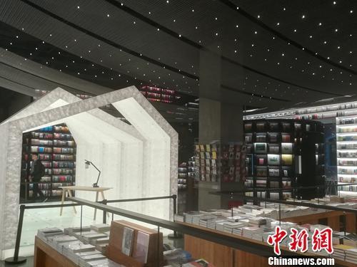 资料图：位于北京前门地区的Page One书店，开业后吸引不少读者。上官云 摄