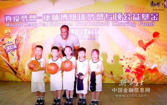 NBA球星大卫·罗宾逊与桐柏路小学学生代表合影