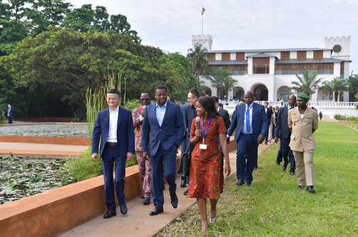 马云一天跑三个非洲国家 与年轻创业者对话数