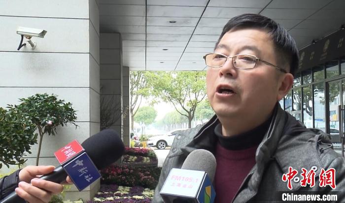 上海市金山区住房保障和房屋管理局副局长倪志建在接受记者采访 张践 摄