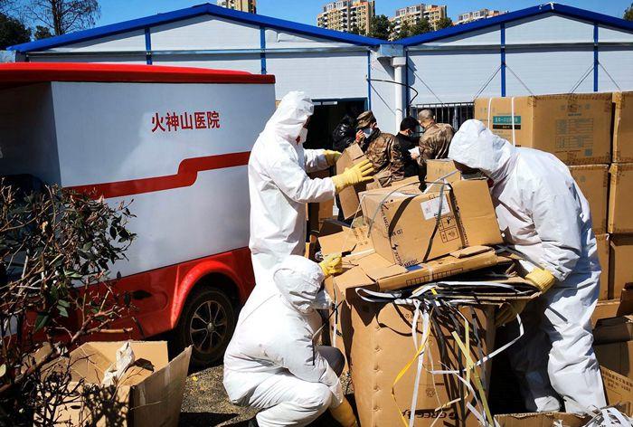 正在搬运物资的金科志愿者 正在搬运物资的金科志愿者