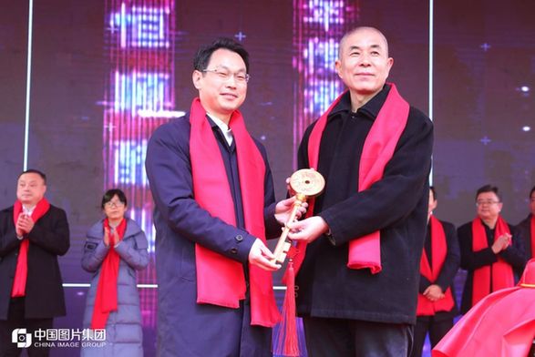 新华社民族品牌工程办公室常务副主任宗焕平（右）向恒顺集团总经理聂旭东授予金钥匙。