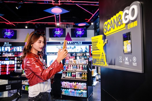 人在商店里  描述已自动生成
