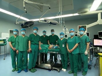 一群人站在室内

描述已自动生成