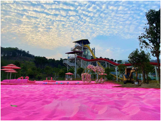 广东景区推粉色沙滩表白服务 创客小伙成功收获爱情