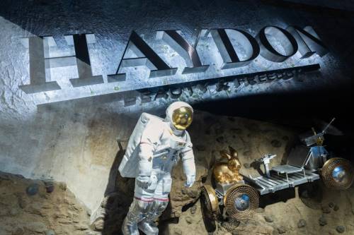 “人类首次不停靠环航北冰洋”活动在上海启航