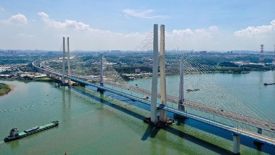 廣州南沙港鐵路跨西江特大斜拉橋完成左線鋪軌