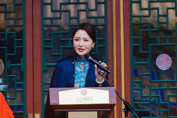 图为中华文化馆香文化专项委员会主任兼秘书长张兰馨介绍工作内容与