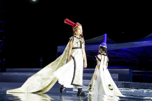360米高空之上，民族服装品牌龙石相遇天使大秀