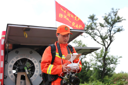 是劳动者,更是守护BT天剑狂刀页游者;他们用无人机默默守护世界