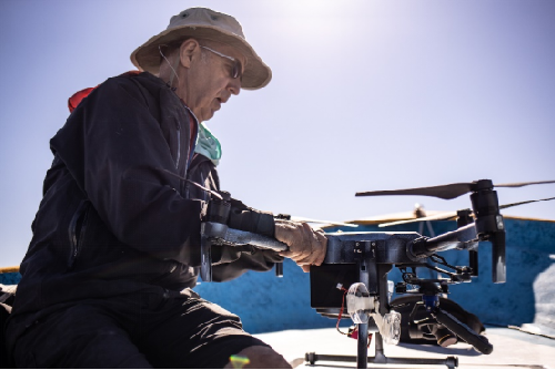 是劳动者,更是守护BT天剑狂刀页游者;他们用无人机默默守护世界