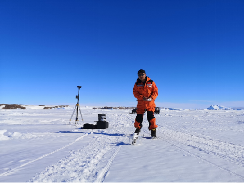 是劳动者,更是守护BT天剑狂刀页游者;他们用无人机默默守护世界