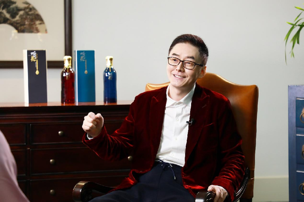 青海春天董事長、聽花酒設計師張雪峰.png