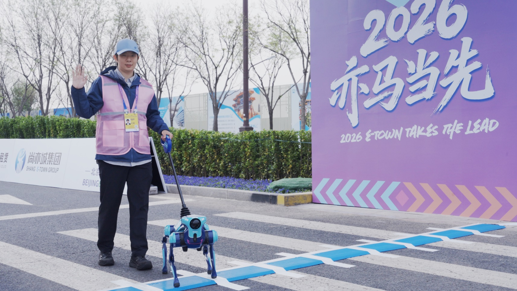 高德公开全球首款开放环境全自主具身机器人化身智能导盲犬守护视障人士(图1)