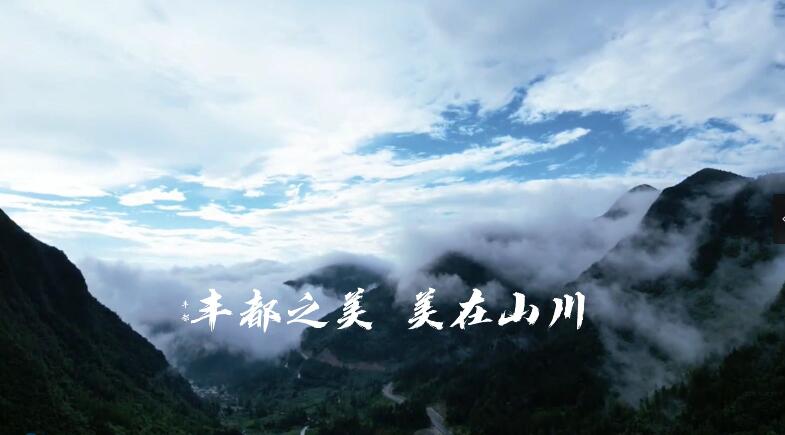 《近城远山，都是人间》