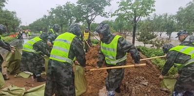 解放军和武警部队闻“汛”在河南多地展开抢险救灾