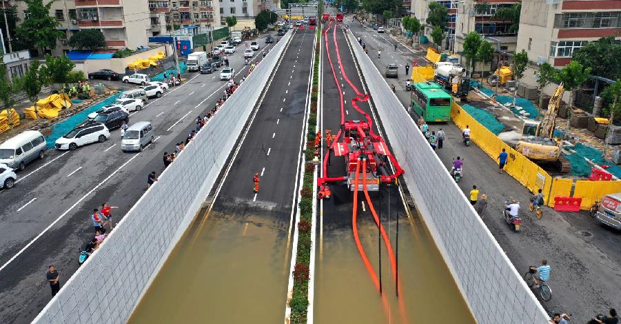 在郑州市桐柏路附近拍摄的排涝现场