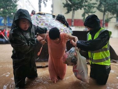 国家防总工作组赴河南新乡现场协调组织被洪水围困村庄救援