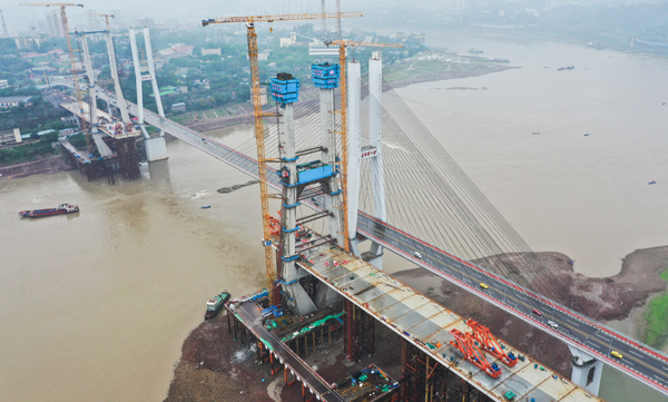 重庆轨道交通18号线李家沱长江复线桥南岸主塔封顶