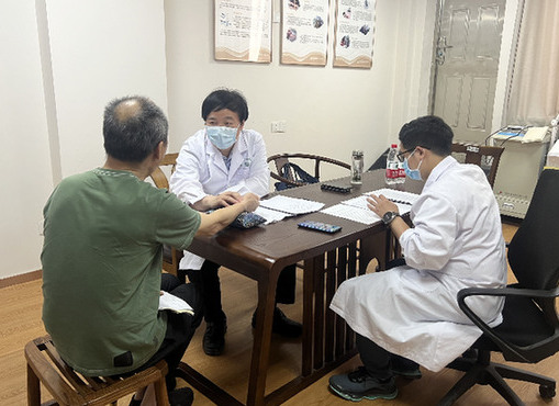 湖北武汉：国字号医师坐诊　高质量中医药服务进社区