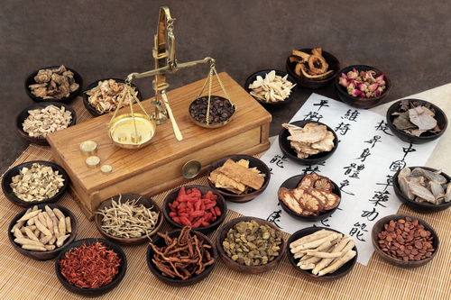 湖北十堰：中药材成群众增收致富产业