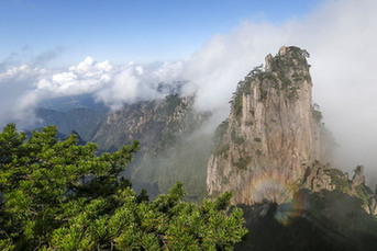 安徽黄山：奇峰云海