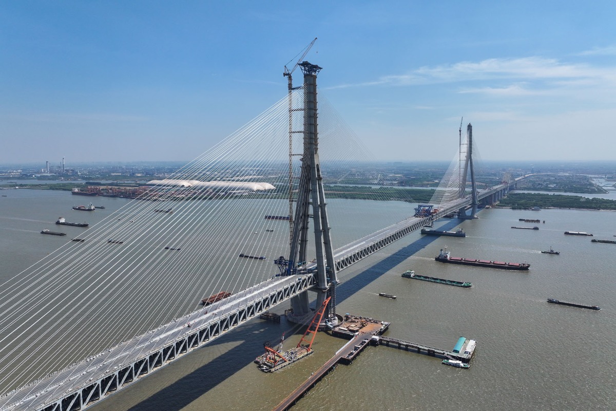 常泰长江大桥主航道桥合龙段钢桁梁吊装完成