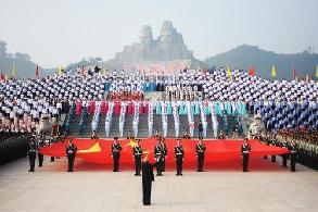 郑州：近4万人黄河岸边齐唱《保卫黄河》
