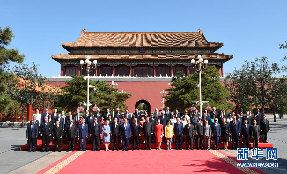 习近平同出席纪念大会的外国领导人等合影留念