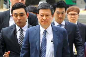当日,韩国乐天集团会长辛东彬,乐天集团创始人辛格浩及其长子辛东主