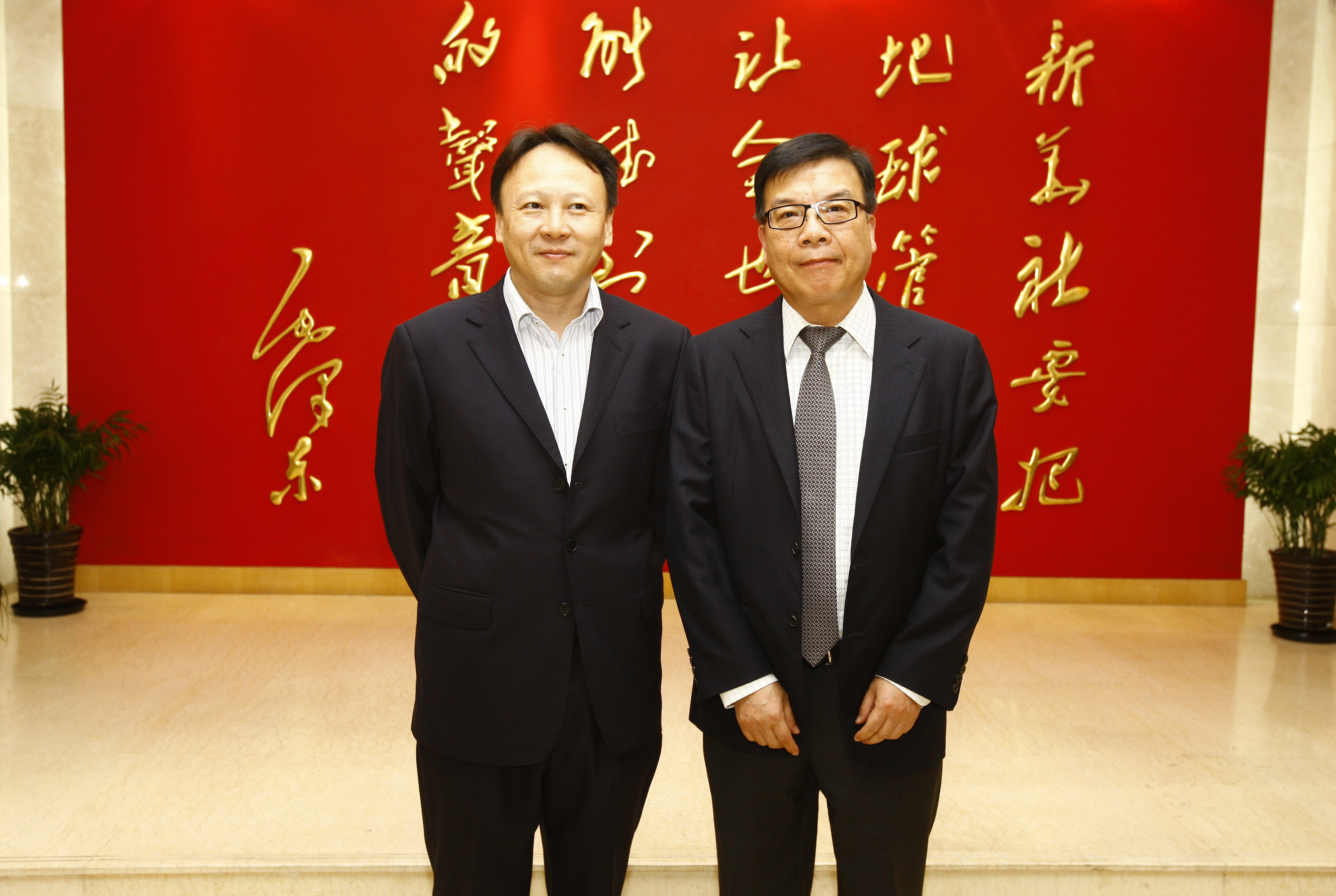 图为新华社上海分社副社长张彬和上汽集团总裁陈志鑫(右"我们计划