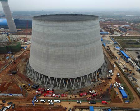 24日早上7时40分许,江西丰城电厂三期在建冷却塔施工平桥吊发生倒塌
