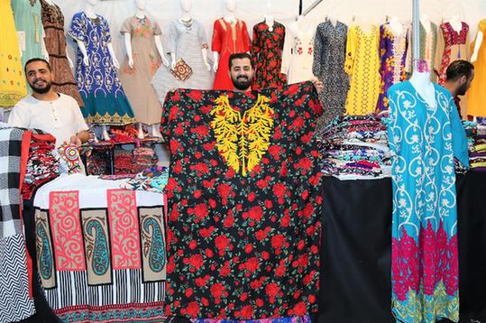 5月14日,在科威特哈瓦利省,展商推销服装.