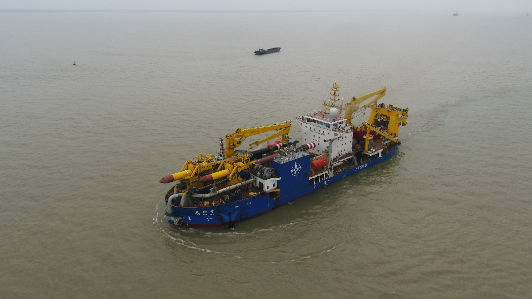 亚洲最大重型自航绞吸船天鲲号出港海试