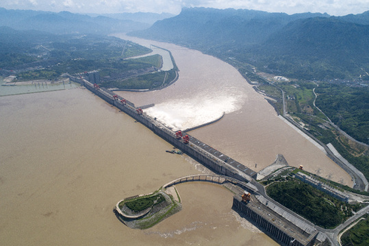 这是7月14日在湖北省宜昌市秭归县茅坪镇拍摄的江水通过三峡大坝
