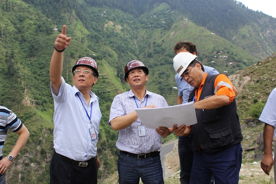 邓银启(左二)在巴基斯坦n-j水电项目现场.资料照片