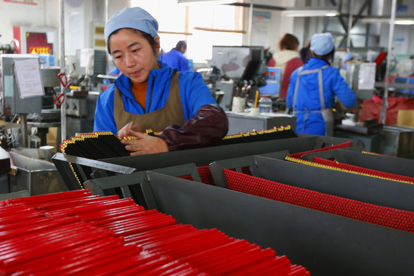 1月8日,工作人员在江苏省泗洪县经济开发区一铅笔制造企业车间忙碌.