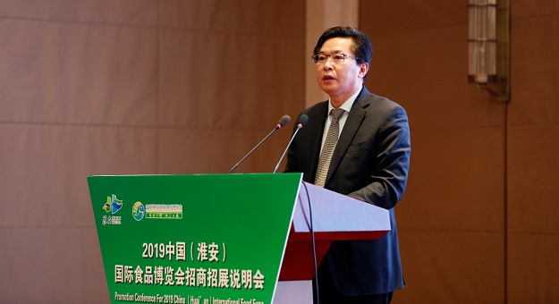 食博会组委会副秘书长,淮安市商务局局长张冬来主持说明会并推介发布