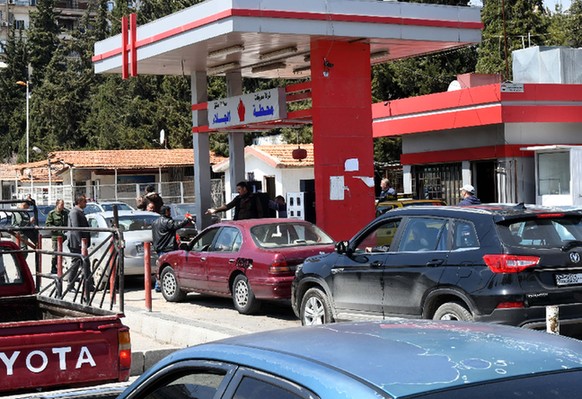 4月23日,在叙利亚大马士革,车辆在加油站前排队加油.