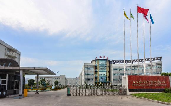 首先,上海凯宝药业总经理王国明代表企业和上海市红十字会代表滕桂