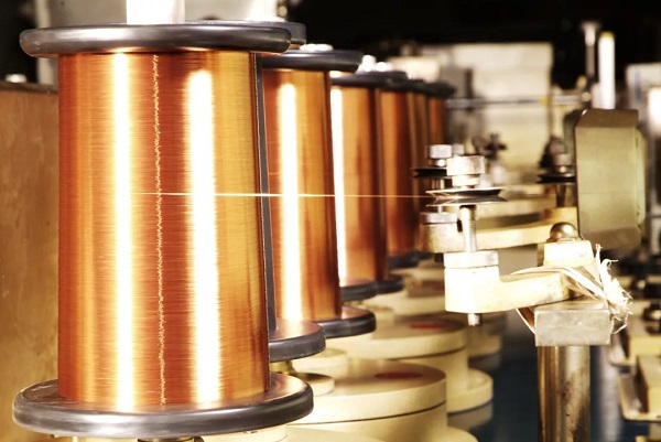 供需量大如铜,铁,原油,煤炭等等被广泛作为工业基础原材料的商品大宗