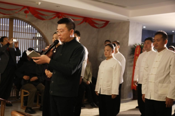 牛志刚先生带领诸弟子向历代先贤祝祷牛志刚先生说:"以医带药,以药