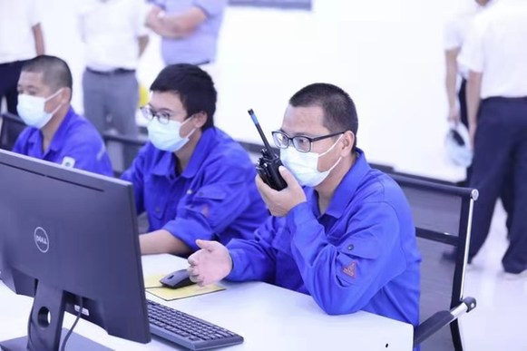 员工在dcs控制室现场操作