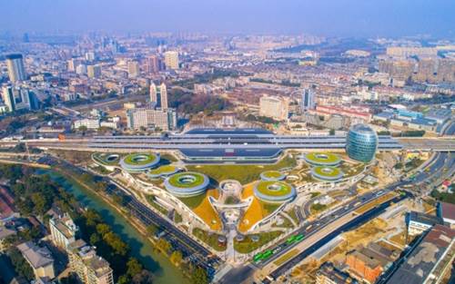 嘉兴站,远远望去,南北广场各如展开双翼的蝴蝶,从兼具历史和现代色彩