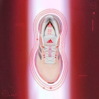 在solarglide 5跑鞋的primeblue针织鞋面上,设计师用