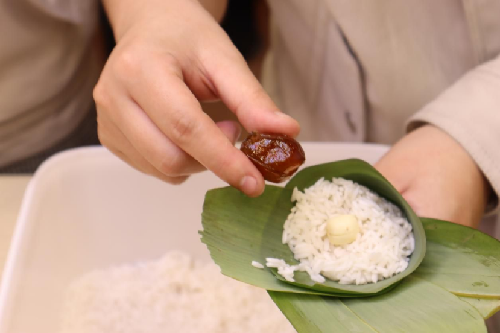 的精神后,大家开始进入端午节的正题—包"廉"粽,泡糯米,洗粽叶,理绳结